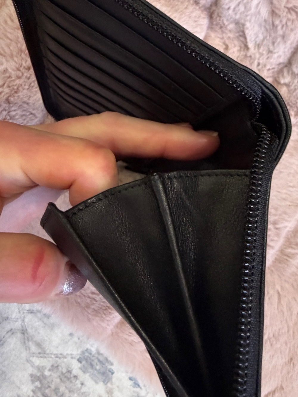 Gucci Black Leather Wallet with Embossed Logo - Picture 10 of 16